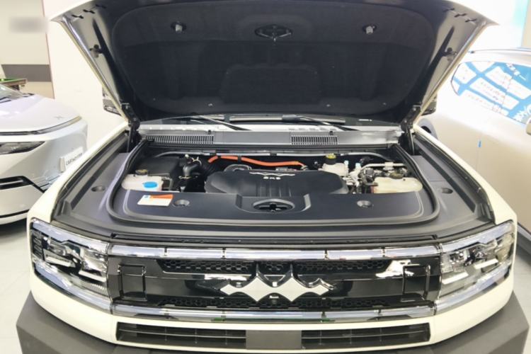 Used Formula Leopard 5 2023 Navigator Edition Engine Bay
