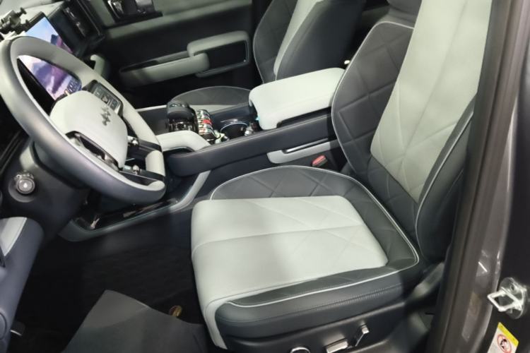 Used Formula Leopard 5 2023 Navigator Edition Left Front Seat