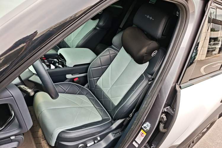 Used Formula Leopard 5 2023 Navigator Edition Left Front Seat
