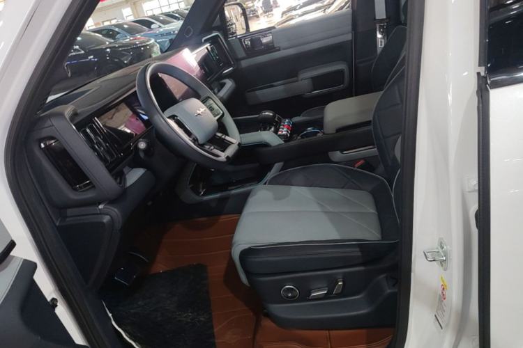 Used Formula Leopard 5 2023 Navigator Edition Left Front Seat