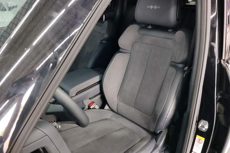 Used Formula Leopard 5 2023 Cloud Ride Flagship Edition Left Front Seat