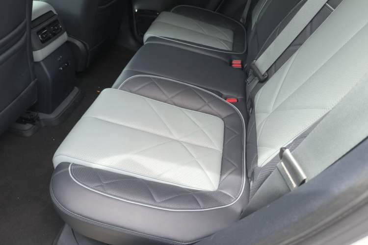 Used Formula Leopard 5 2023 Navigator Edition Left Rear Seat