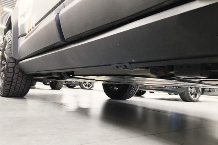 Used Formula Leopard 5 2023 Navigator Edition Left Side Sill