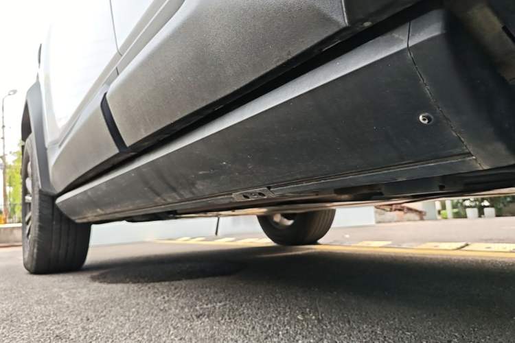 Used Formula Leopard 5 2023 Navigator Edition Left Side Sill