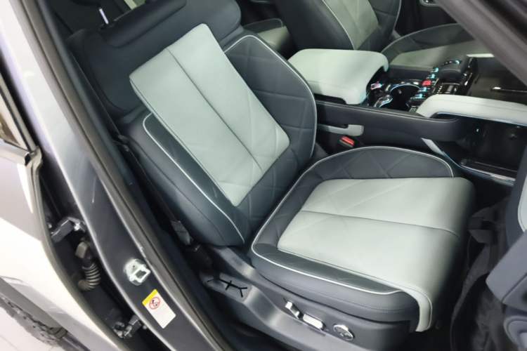 Used Formula Leopard 5 2023 Navigator Edition Right Front Seat