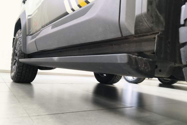 Used Formula Leopard 5 2023 Navigator Edition Right Side Sill