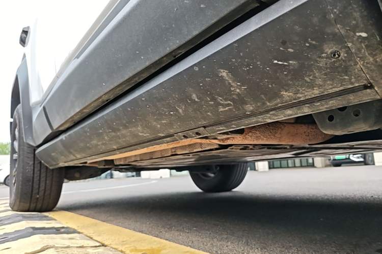 Used Formula Leopard 5 2023 Navigator Edition Right Side Sill