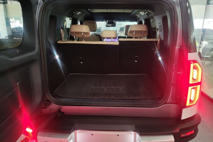 Used Formula Leopard 5 2023 Navigator Edition Trunk