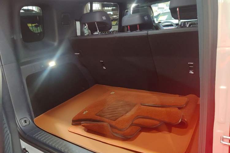 Used Formula Leopard 5 2023 Navigator Edition Trunk