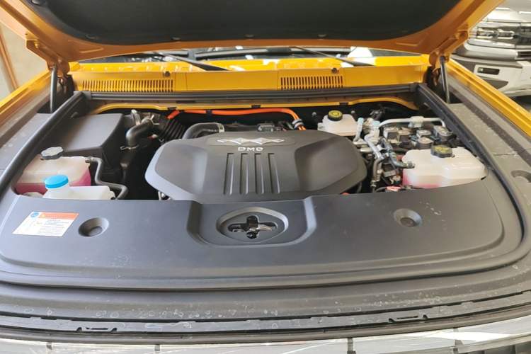 Used Formula Leopard 5 2023 Navigator Edition Engine Bay