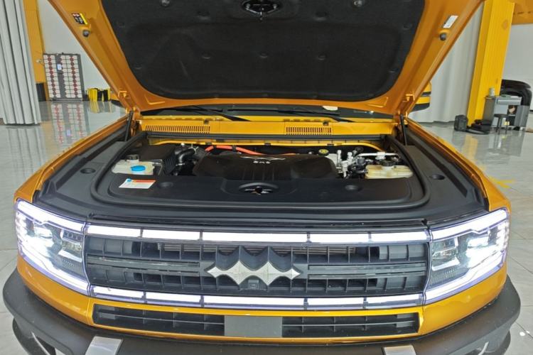 Used Formula Leopard 5 2023 Navigator Edition Engine Bay