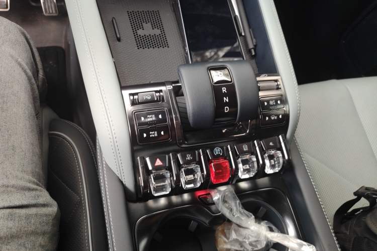 Used Formula Leopard 5 2023 Navigator Edition Gear Lever