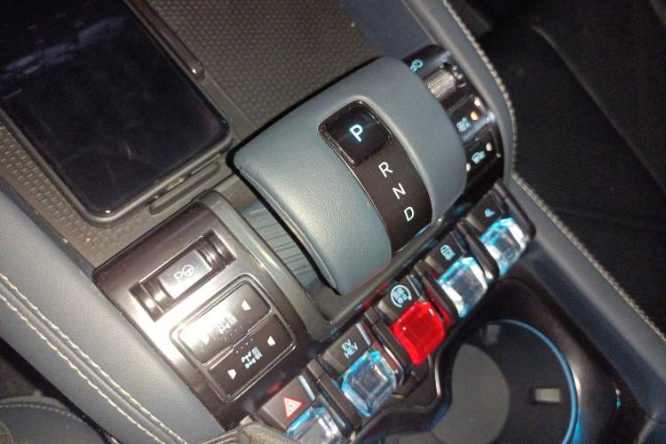 Used Formula Leopard 5 2023 Navigator Edition Gear Lever
