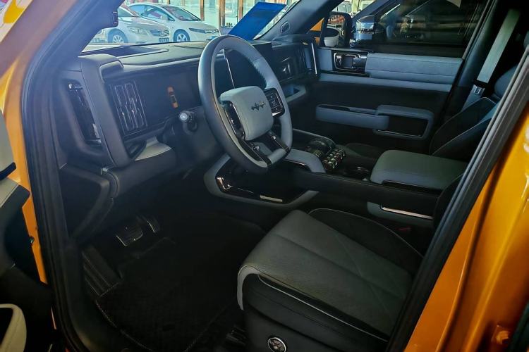 Used Formula Leopard 5 2023 Navigator Edition Interior 1