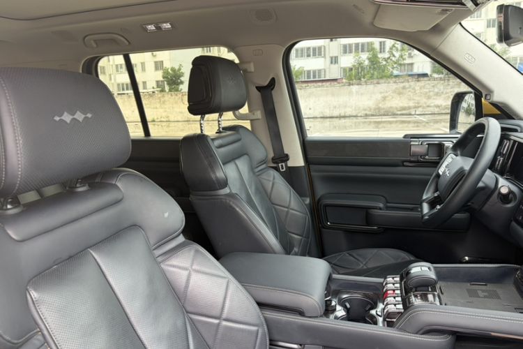 Used Formula Leopard 5 2023 Navigator Edition Interior 12