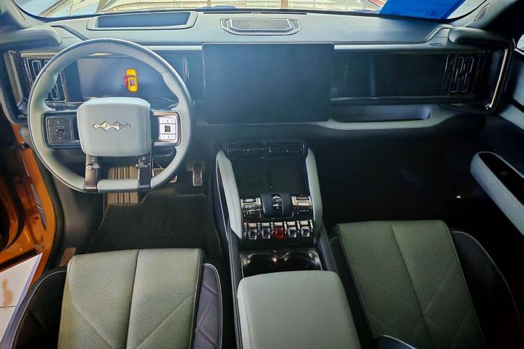 Used Formula Leopard 5 2023 Navigator Edition Interior 2