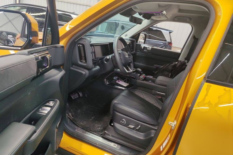 Used Formula Leopard 5 2023 Navigator Edition Interior 3