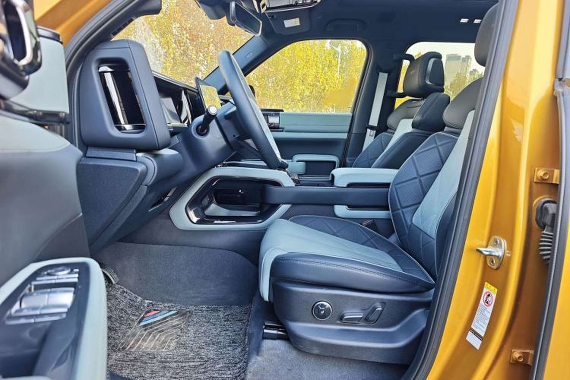 Used Formula Leopard 5 2023 Navigator Edition Interior 3