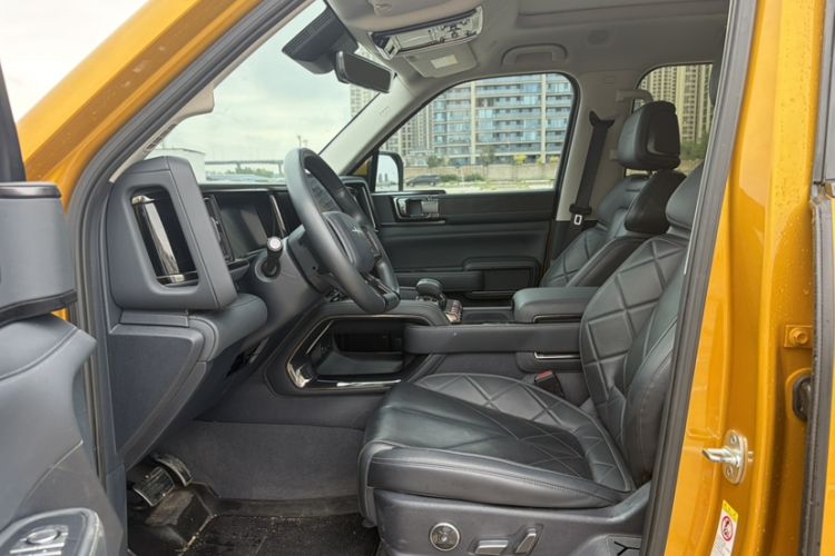 Used Formula Leopard 5 2023 Navigator Edition Interior 5