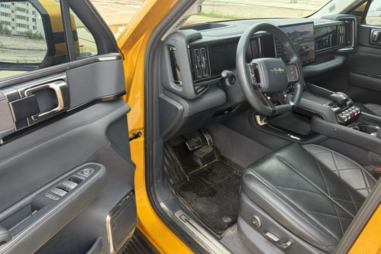 Used Formula Leopard 5 2023 Navigator Edition Interior 6