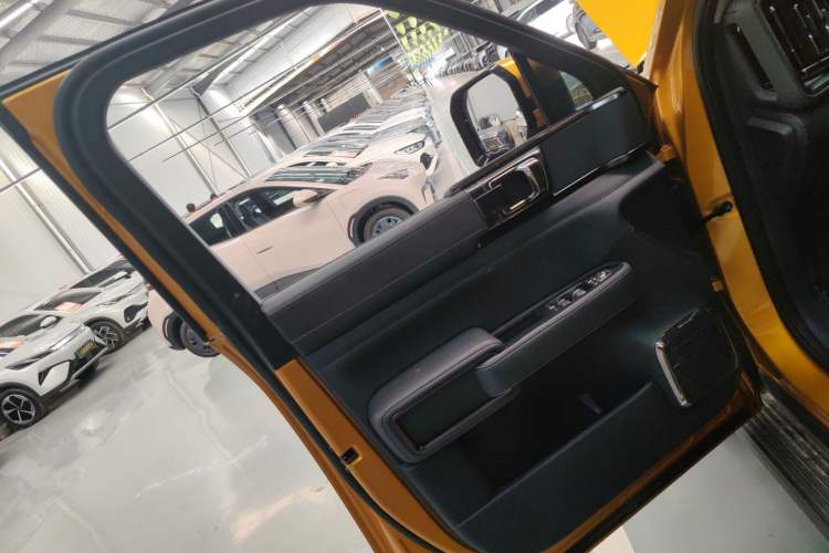 Used Formula Leopard 5 2023 Navigator Edition Interior 7