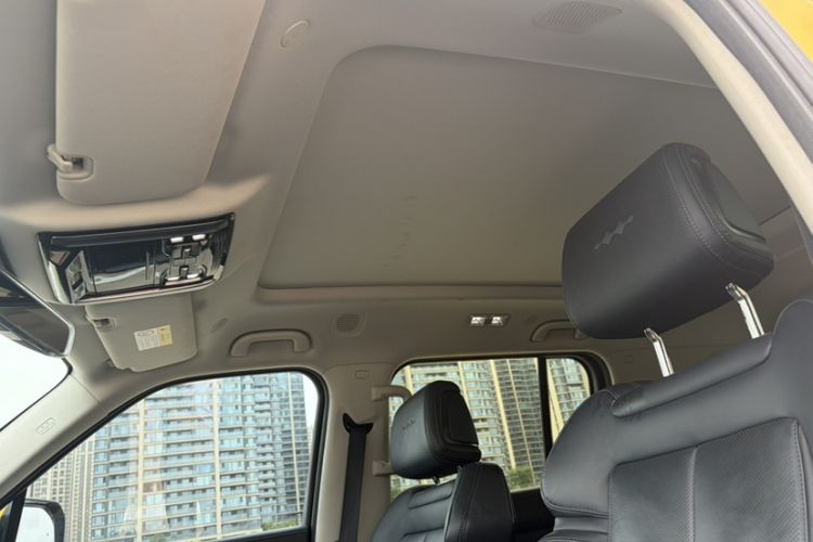 Used Formula Leopard 5 2023 Navigator Edition Interior 9
