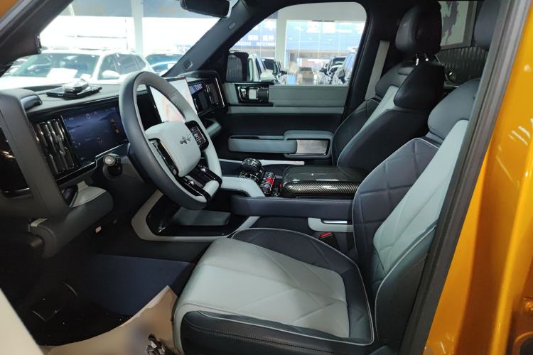 Used Formula Leopard 5 2023 Navigator Edition Left Front Seat