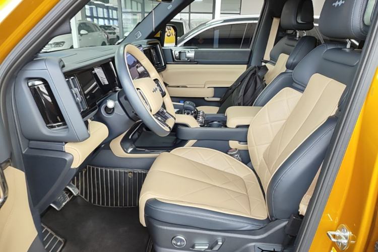 Used Formula Leopard 5 2023 Navigator Edition Left Front Seat