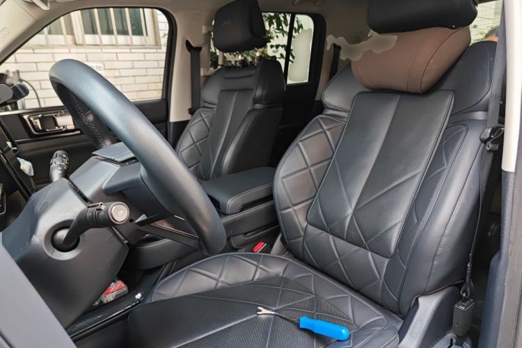 Used Formula Leopard 5 2023 Navigator Edition Left Front Seat