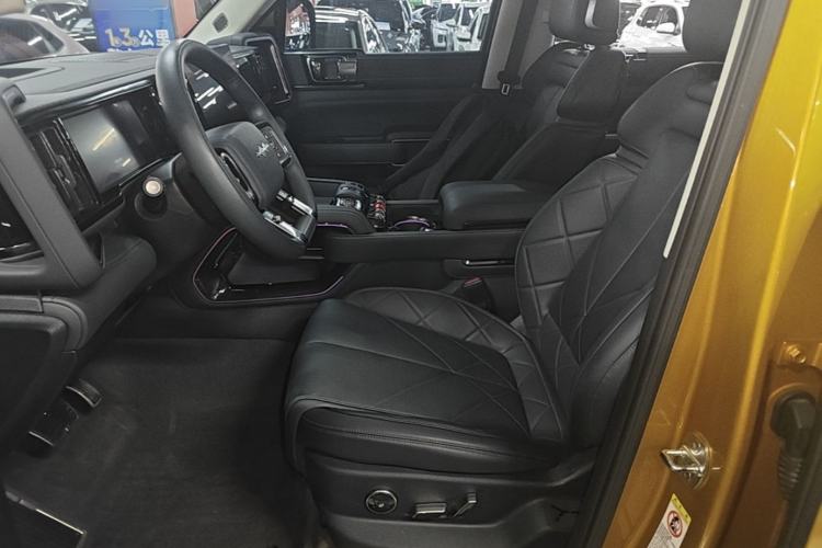 Used Formula Leopard 5 2023 Navigator Edition Left Front Seat