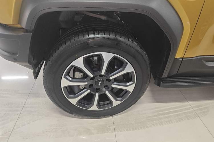 Used Formula Leopard 5 2023 Navigator Edition Left Front Wheel Hub