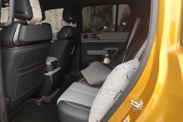 Used Formula Leopard 5 2023 Navigator Edition Left Rear Seat