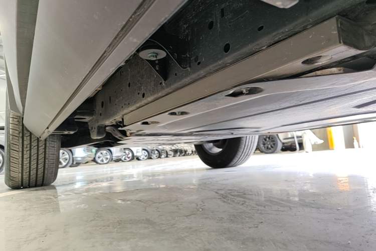 Used Formula Leopard 5 2023 Navigator Edition Left Side Sill