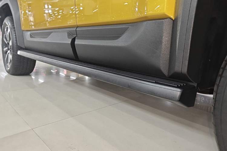 Used Formula Leopard 5 2023 Navigator Edition Left Side Sill