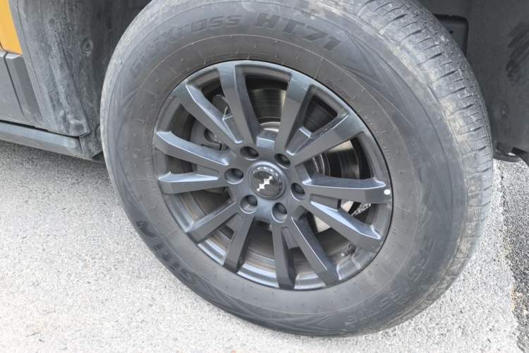 Used Formula Leopard 5 2023 Navigator Edition Right Front Wheel Hub