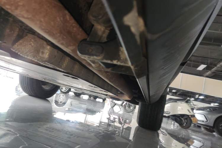 Used Formula Leopard 5 2023 Navigator Edition Right Side Sill