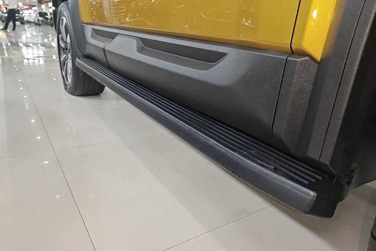 Used Formula Leopard 5 2023 Navigator Edition Right Side Sill