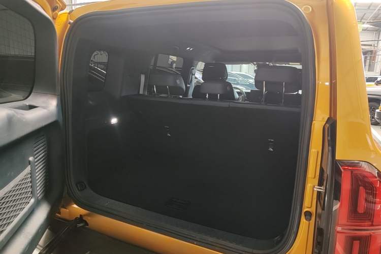 Used Formula Leopard 5 2023 Navigator Edition Trunk