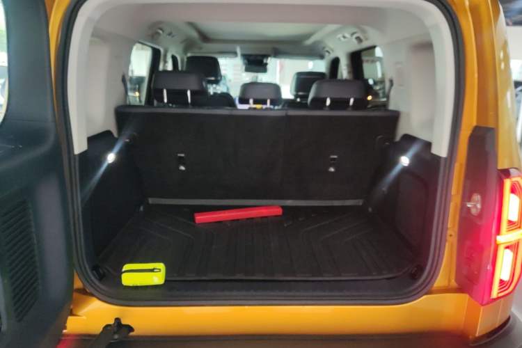 Used Formula Leopard 5 2023 Navigator Edition Trunk