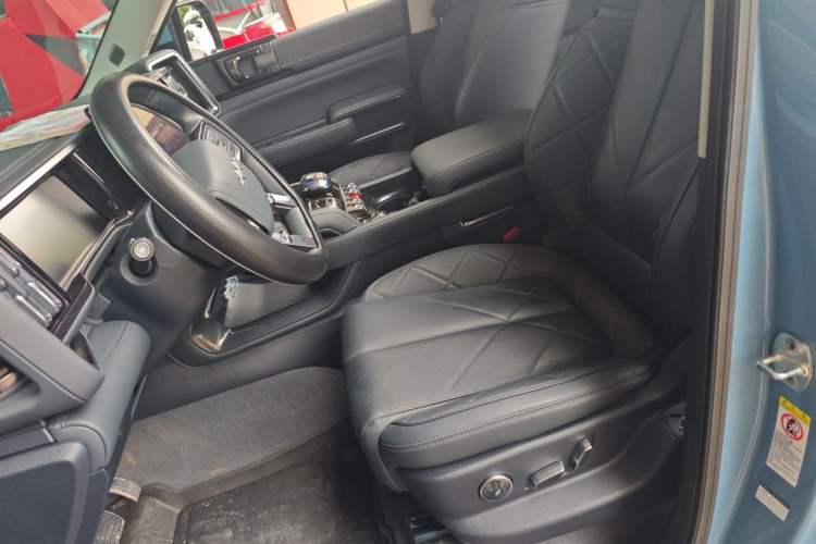 Used Formula Leopard 5 2024 Cloud Ride Luxury Edition Left Front Seat
