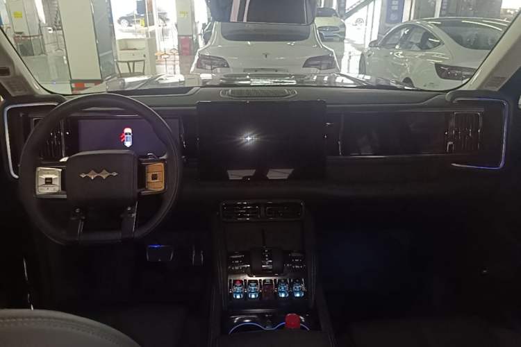 Used Formula Leopard 5 2025 Cloud Ride Laser-based Kunpeng Intelligent Driving Edition Center Console