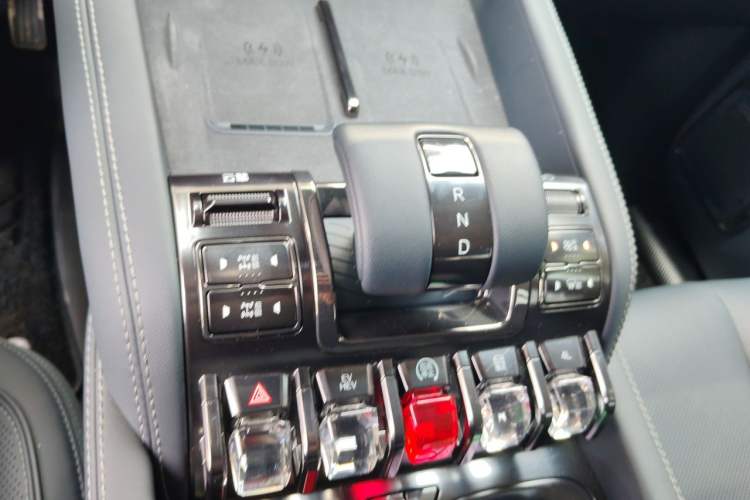 Used Formula Leopard 5 2025 Cloud Ride Laser-based Kunpeng Intelligent Driving Edition Gear Lever