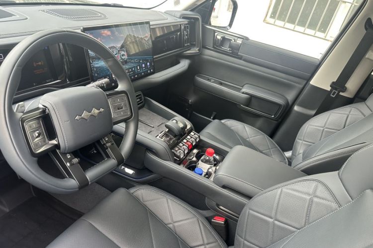 Used Formula Leopard 5 2025 Cloud Ride Laser-based Kunpeng Intelligent Driving Edition Interior 3
