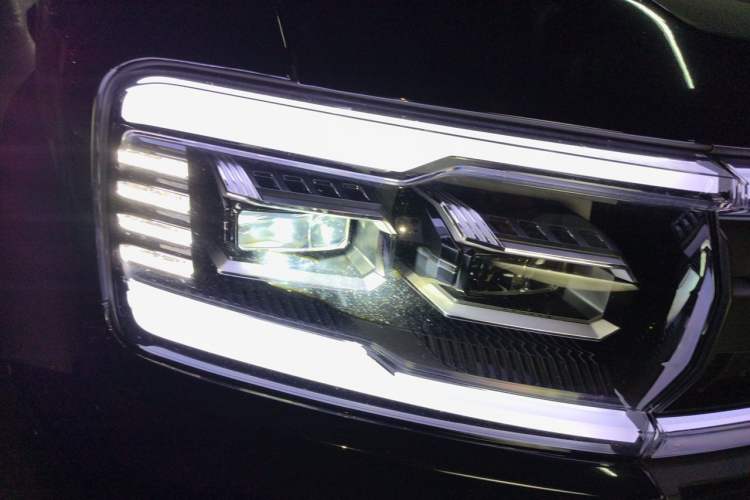 Used Formula Leopard 5 2025 Model 210KM Tian Shen Ultra Version Right Front Headlight