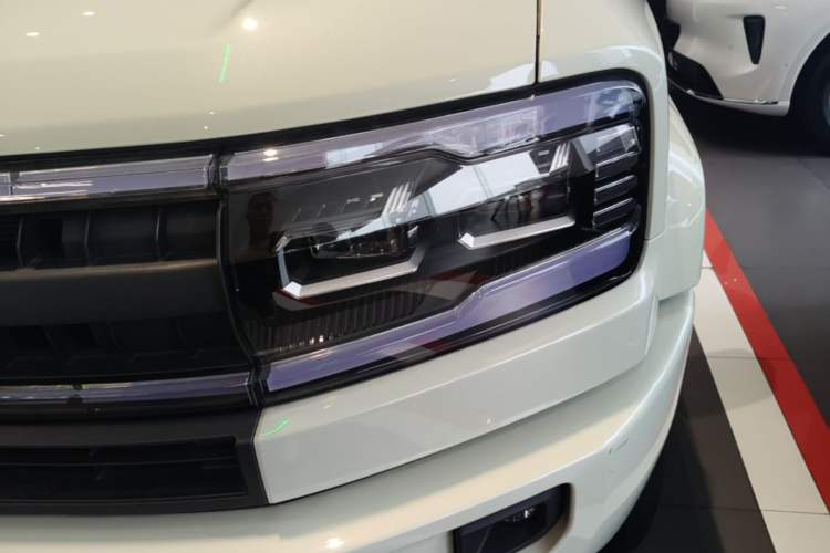 Used Formula Leopard 5 2025 Cloud Ride Laser-based Kunpeng Intelligent Driving Edition Left Front Headlight