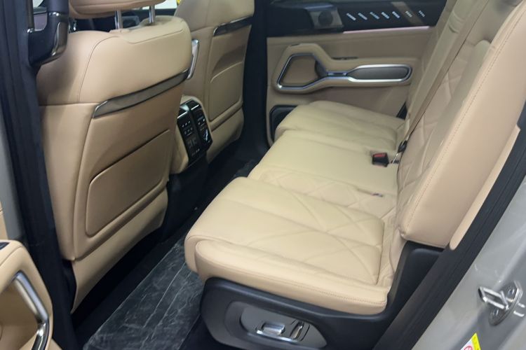 Used Formula Leopard 8 2025 Smart & Brave Flagship Edition 7 Seats Interior 2