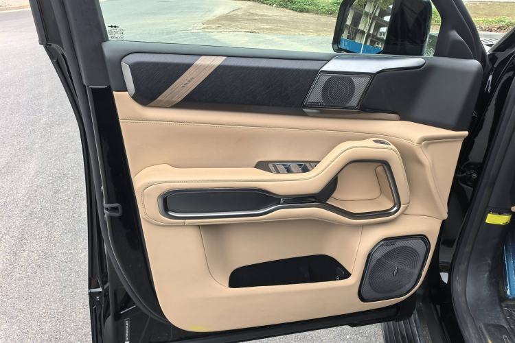 Used Formula Leopard 8 2025 Smart & Brave Flagship Edition 7 Seats Audio And AC Panel
