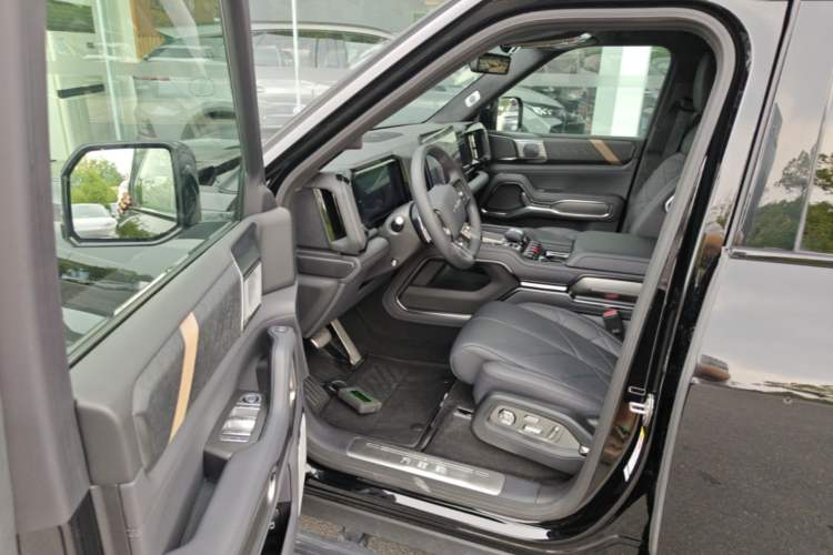 Used Formula Leopard 8 2025 Smart & Brave Flagship Edition 7 Seats Driver Seat