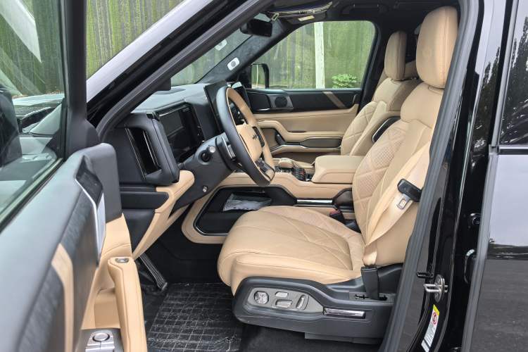 Used Formula Leopard 8 2025 Smart & Brave Flagship Edition 7 Seats Interior 3