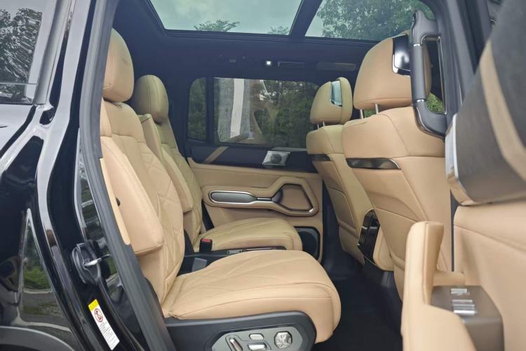 Used Formula Leopard 8 2025 Smart & Brave Flagship Edition 6 Seats Interior 4